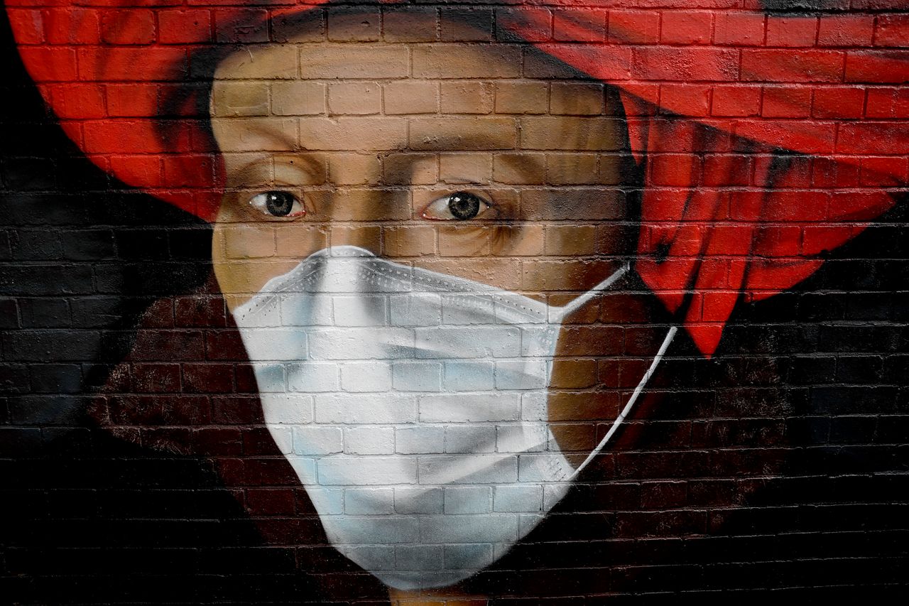 Μάσκες και στα πρόσωπα που "συναντά" κανείς στα γκράφιτι της πόλης του Λονδίνου (2 Απριλίου)
