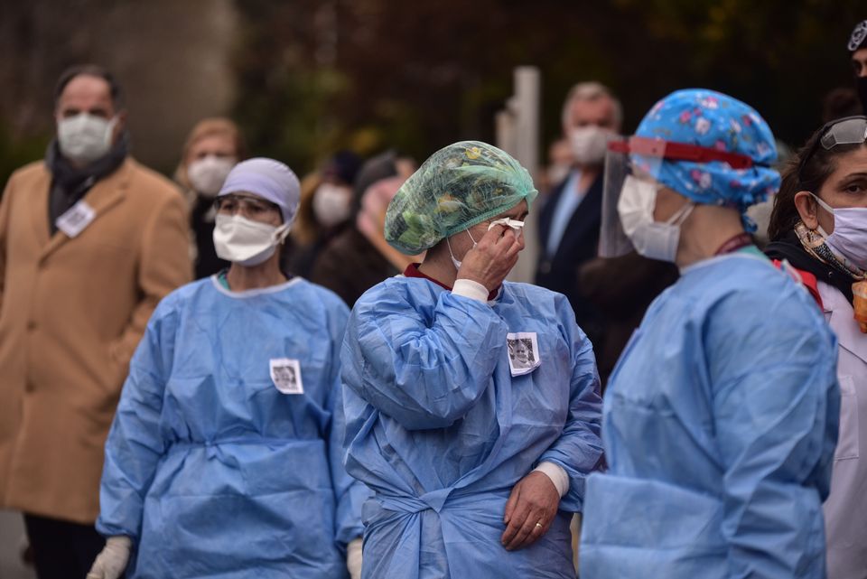 Γιατροί και νοσηλευτές έξω από νοσοκομείο στην Κωνσταντινούπολη. Κάποιοι ξεσπούν σε κλάματα κατά τη τήρηση ενός λεπτούς σιγής για τα θύματα του κορονοϊού. 