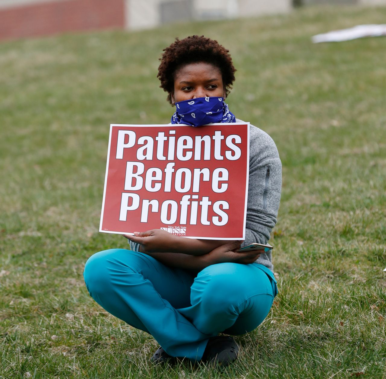 Φωτογραφία από τη διαμαρτυρία νοσοκόμων σε Κέντο Υγείας του Μπρονξ. Οι νοσηλευτές ζητούν προστατευτικό εξοπλισμό και εκφράζουν ανησυχία για την τύχη ασθενών που δεν έχουν ιατροφαρμακευτική κάλυψη. 