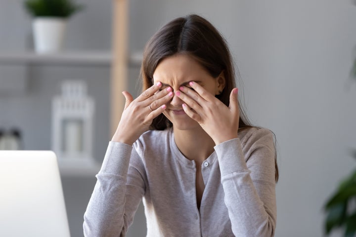 Όταν κοιτούμε την οθόνη του υπολογιστή για ένα μεγάλο χρονικό διάστημα, τα μάτια εργάζονται πιο σκληρά.