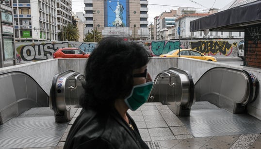 Στιγμιότυπα από την βροχερή και άδεια