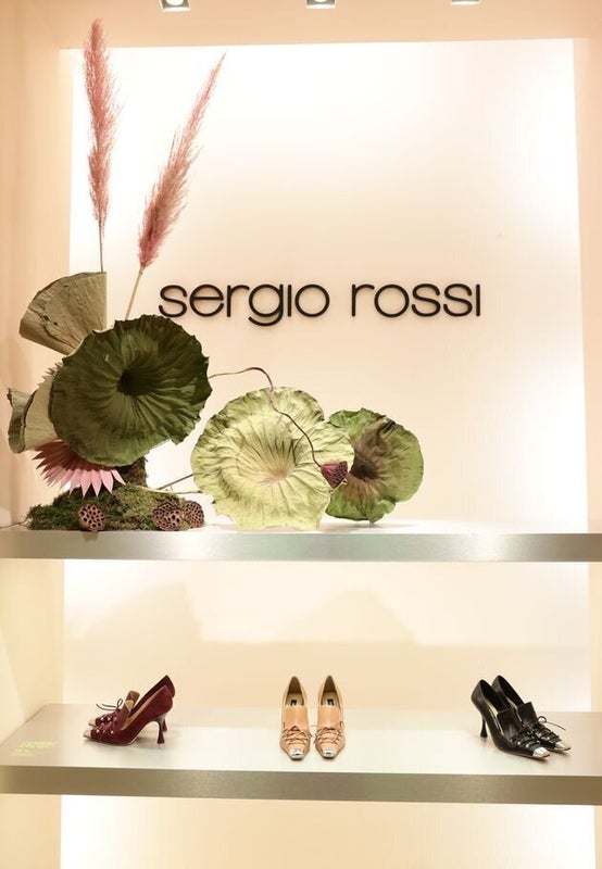 Le créateur italien de chaussures, est mort du coronavirus ce jeudi 2 avril. Âgé de 84 ns, il a créé la célèbre chaussure à bout rond "L'Opanca". Il a succombé dans le nord de l'Italie, région la plus touchée par l'épidémie de Covid-19.Plus d'informations dans cet article.