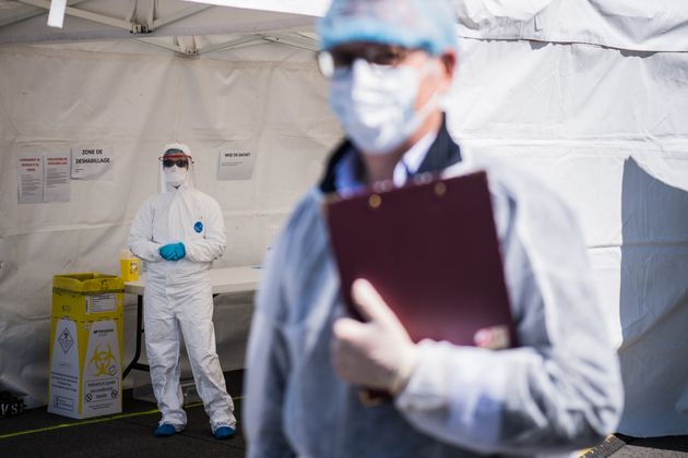 Des personnels médicaux dans un centre de dépistage du coronavirus à Saint-Nazaire,...