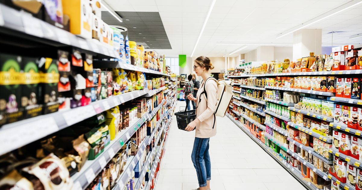 Магазин people. Полки супермаркета. Магазин продукты. Люди в супермаркете. Люди в продуктовом магазине.