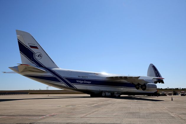 프랑스가 중국에서 공수한 마스크 등을 실은 러시아 화물기가 프랑스 동부 파리-바트리 공항에 도착한 모습. 2020년