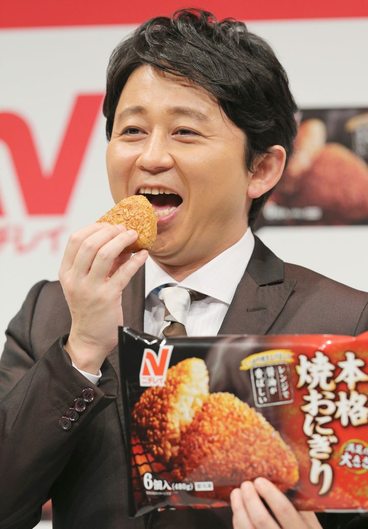 ニチレイフーズの家庭用冷凍食品「本格焼おにぎり」を記者会見でＰＲするお笑いタレントの有吉弘行さん
