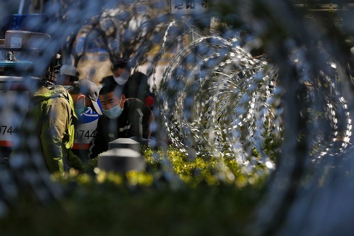 Πεκίνο στην εποχή του κορονοϊού. Σύρμα που αποκλείει την είσοδο και έξοδο σε συγκεκριμένη περιοχή. (AP Photo/Andy Wong)