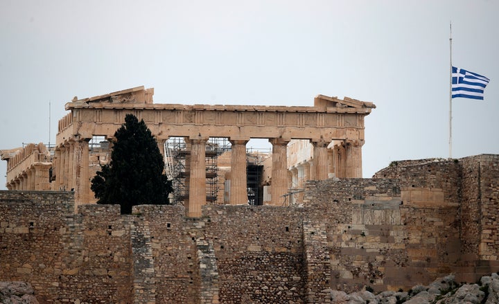 Μεσίστια η ελληνική σημαία για τον Μανόλη Γλέζο (AP Photo/Thanassis Stavrakis)