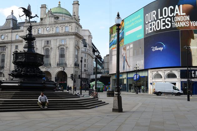 Piccadilly Circus, praça tradicional em Londres, fica vazia diante do coronavírus. 