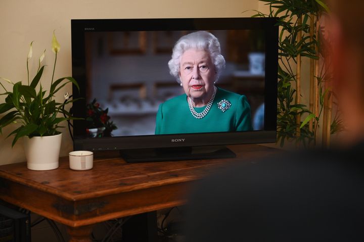 エリザベス女王の演説をテレビで見る人々 ロンドン