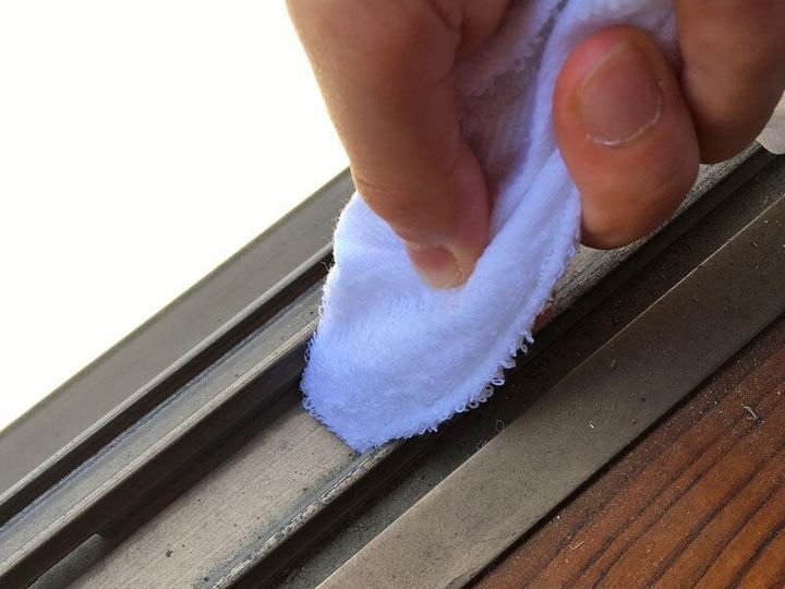 サッシ用水拭き雑巾で溝の汚れを拭く