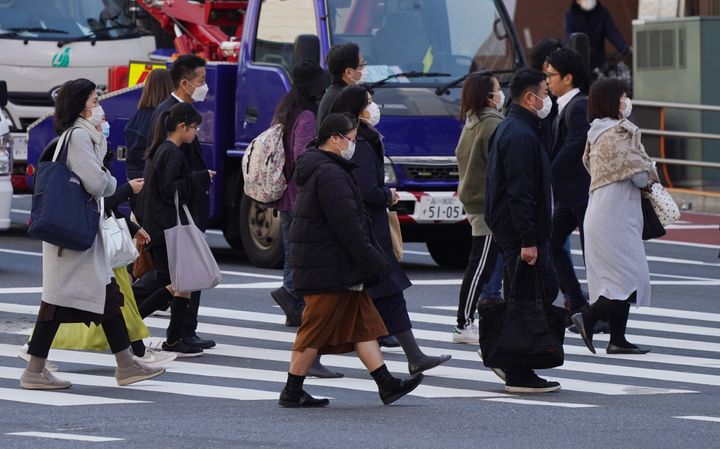 マスクをして街を歩く人たち＝4月3日、東京都新宿区