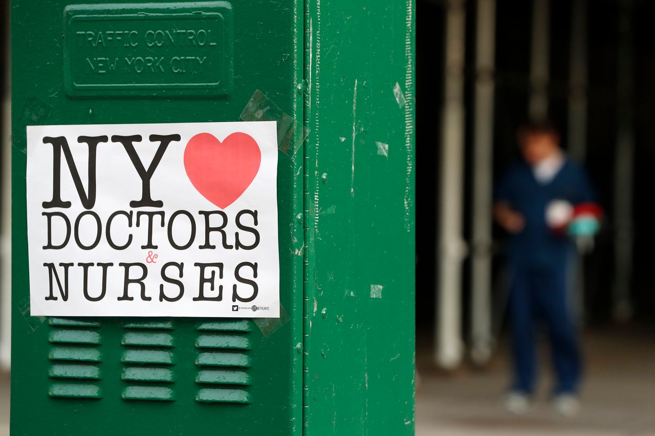 Εκδηλώσεις αγάπης και σεβασμού προς γιατρούς και νοσηλευτές στη Νέα Υόρκη, με κάθε τρόπο. 