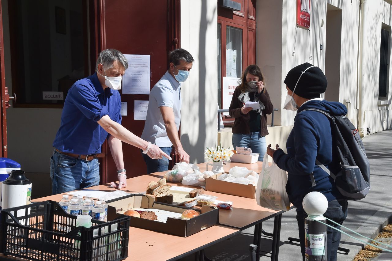 Δωρεάν γεύματα σε όσους έχουν ανάγκη, από εθελοντές της οργάνωσης "Paroisse Sainte Rosalie" στο Παρίσι.