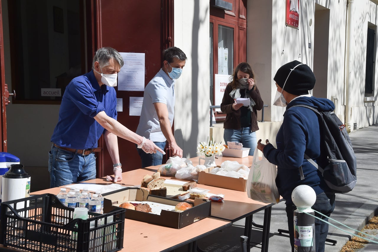 Δωρεάν γεύματα σε όσους έχουν ανάγκη, από εθελοντές της οργάνωσης "Paroisse Sainte Rosalie" στο Παρίσι.