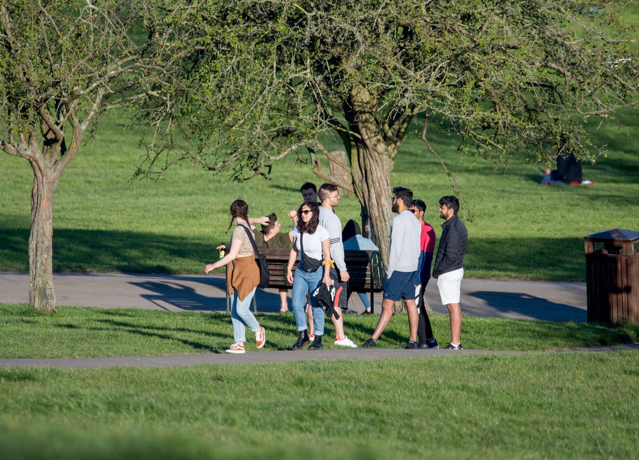 Βόλτες σε πάρκο του Λονδίνου παρά τα μέτρα κοινωνικής αποστασιοποίησης. 