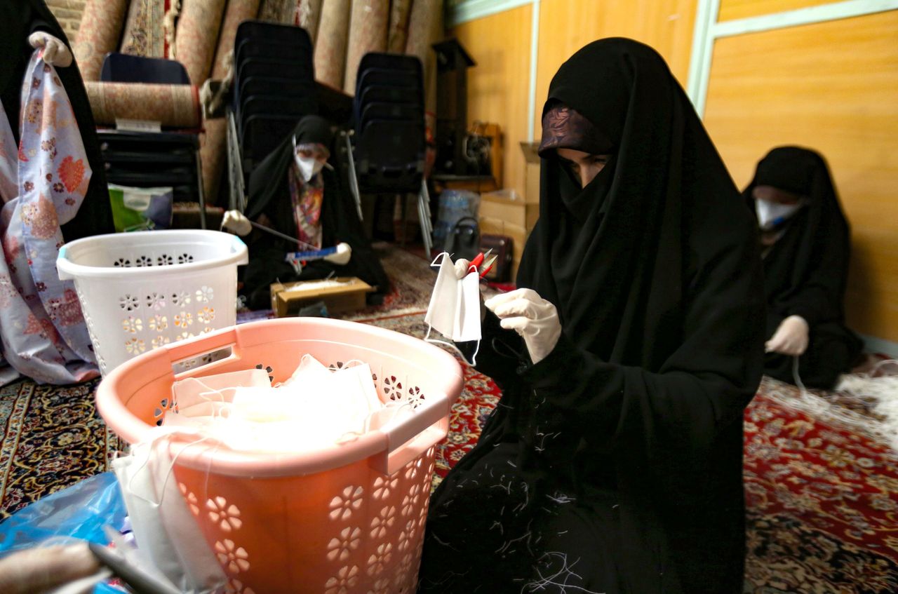 Γυναίκες στο Ιράν φτιάχνουν μάσκες. 