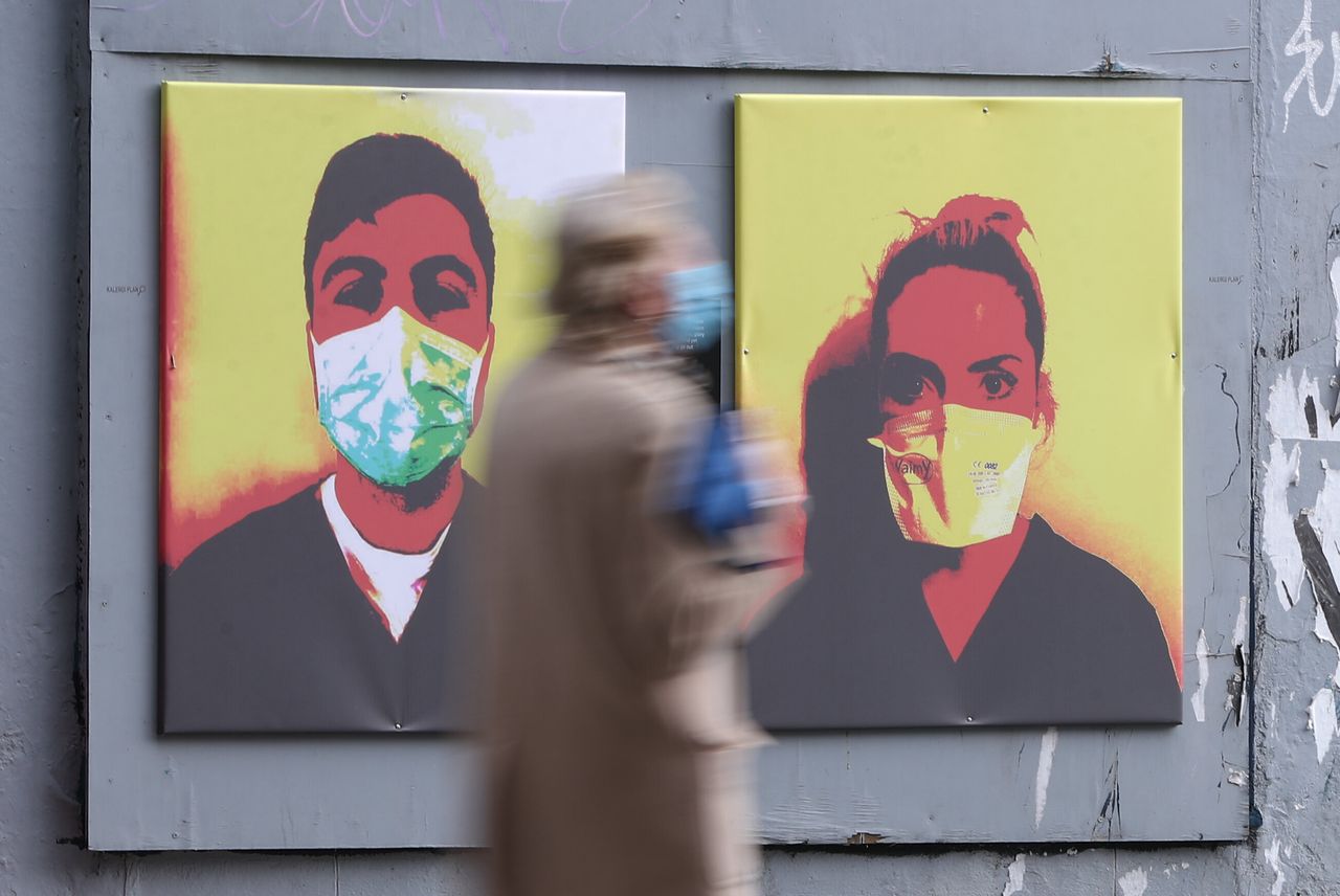 Εργαζόμενοι στον τομέα της Υγείας με μάσκες, στους δρόμους του Δουβλίνου της Ιρλανδίας. 