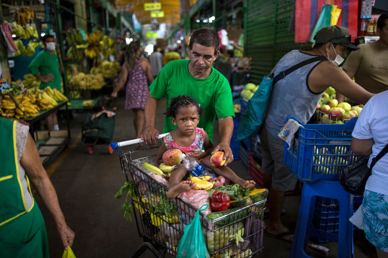 Ο Σίζαρ Αλέγκρε με την κόρη του. Στο καροτσάκι του έχει ότι κατάφερε να μαζέψει από την καλοσύνη των ξένων. Κόκκαλα και κάποια χαλασμένα φρούτα. (AP Foto/Rodrigo Abd)