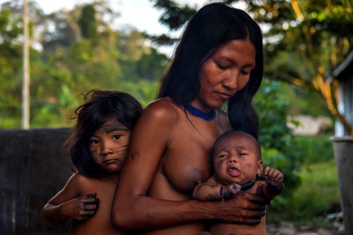 Μητέρα της φυλής Γουαϊάπι με τα παιδιά της (Βραζιλία, 2017) 