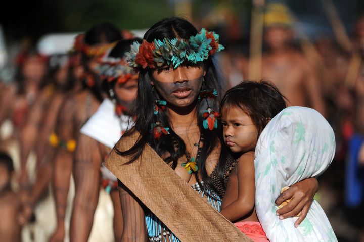 Διαμαρτυρία ιθαγενών μπροστά από το Υπ. Δικαιοσύνης στη Βραζιλία κατά σχεδίων εκμετάλλευσης των πόρων του (2016)