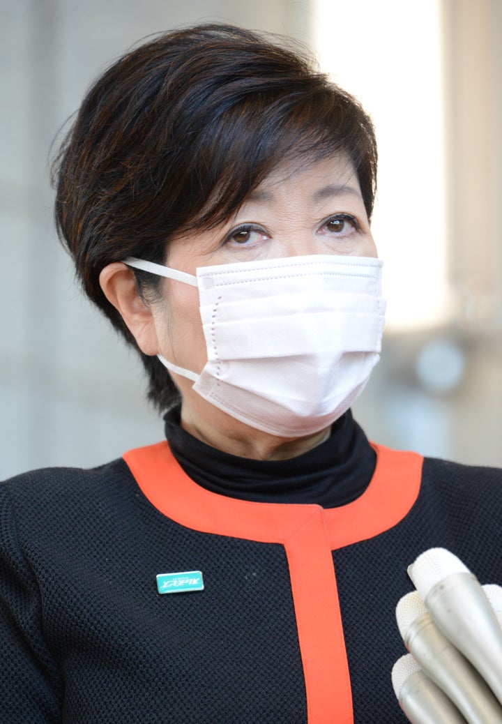 記者団の質問に答える東京都の小池百合子知事（4月6日）