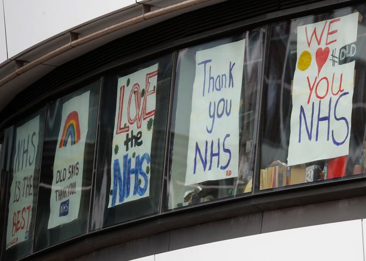 Ευχαριστήρια για όλους τους ανθρώπους που εργάζονται με αυταπάρνηση για την αντιμετώπιση του κορονοϊού στο Εθνικό Σύστημα Υγείας (NHS) της Βρετανίας (AP Photo/Frank Augstein)