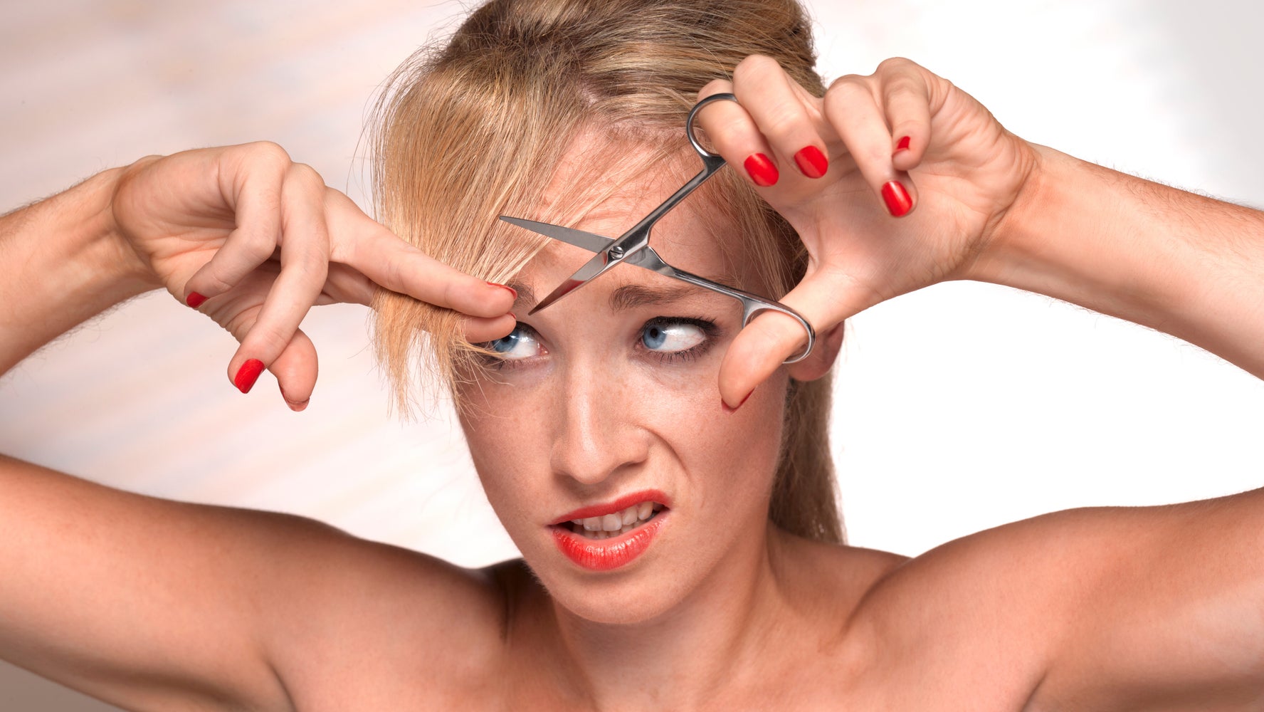 Comment Se Couper La Frange Soi Meme Et Autres Astuces De Pro Huffpost Quebec Vivre