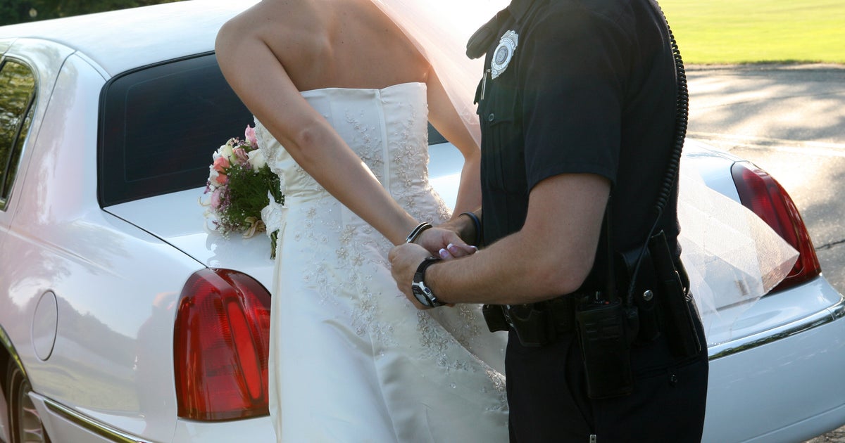 Армяне похитили парня чтобы женить. Армяне похитили парня чтобы женить. Мужчина целует руку невесты. Армяне похитили парня чтобы женить. Армяне похитили парня чтобы женить.