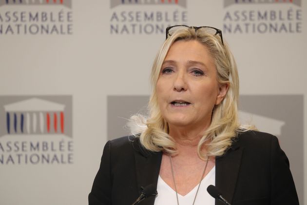 Marine Le Pen Denonce Un Appel A La Priere Islamique Fictif Le Huffpost