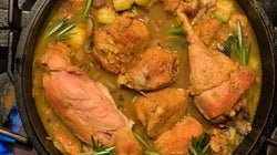 Pollo guisado con hierbas y toque de