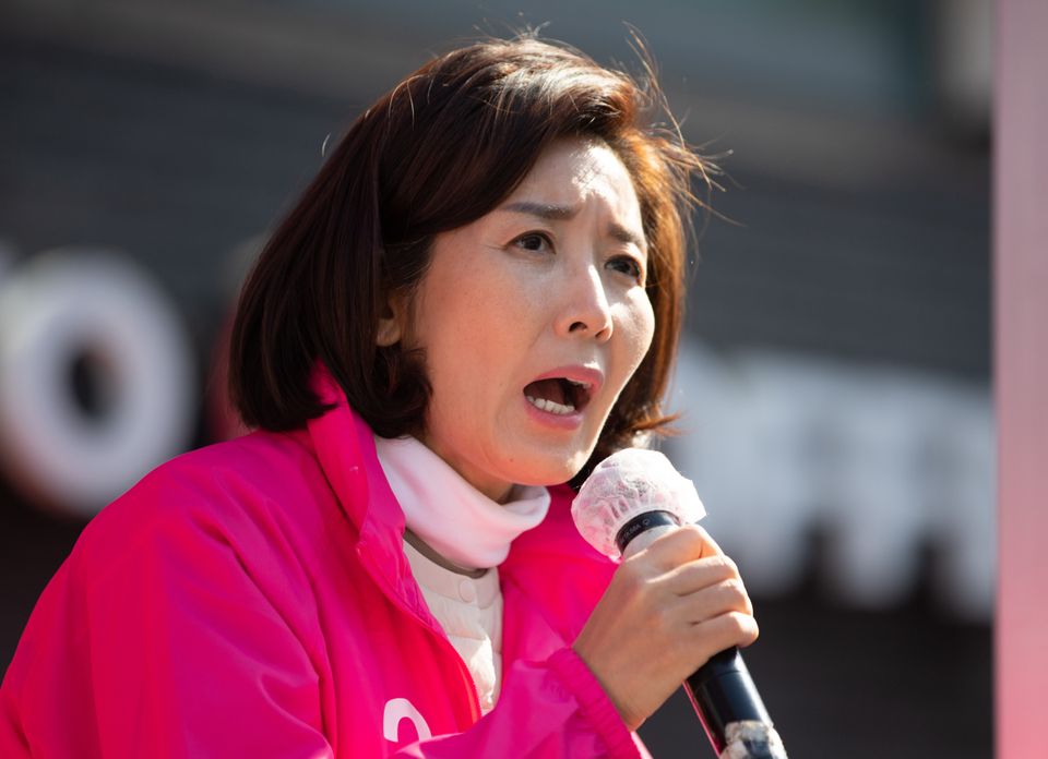 나경원 미래통합당 동작구을 후보가 5일 오후 서울 동작구 사당시장에서 시민들에게 지지를 호소하고 있다.