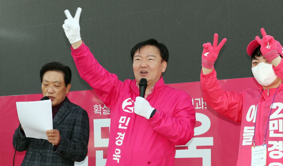 미래통합당 민경욱 후보가 4월 2일 인천 연수구에서 시민들에게 출근길 인사를 하고 있다.