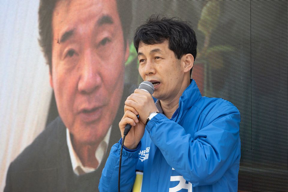 윤건영 더불어민주당 구로을 후보가 3일 오전 서울 구로구 신도림동 일대에서 선거유세 차량에 올라 지지를 호소하고 있다.