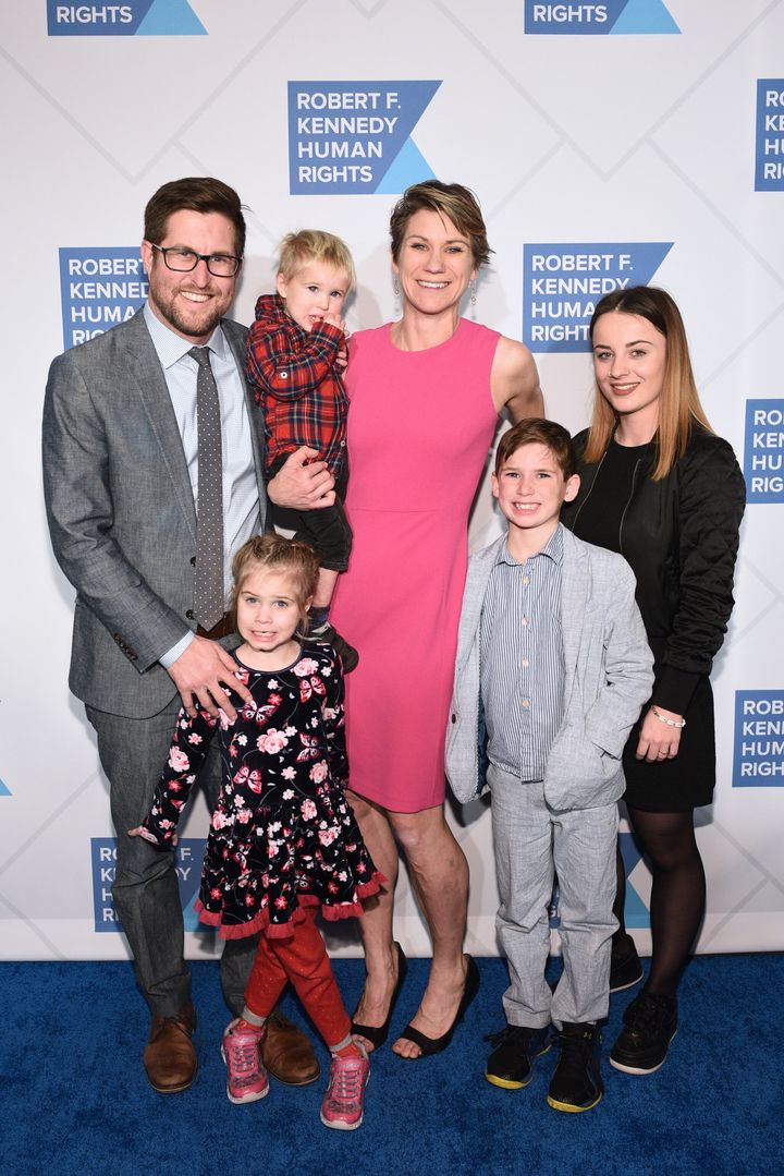 Η Μειβ ΜακΚιν με την οικογένειά της το 2019. Δεξιά ο μικρός Γκίντεον, που συνεχίζει να αγνοείται.