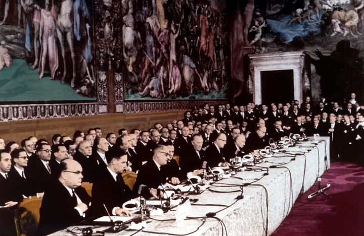 Με την υπογραφή της Συνθήκης της Ρώμης 25 Μαρτίου 1957 στην ουσία γεννήθηκε η Ευρωπαϊκή Οικονομική Κοινότητα (ΕΟΚ). Υπεγράφη από εκπροσώπους του Βελγίου, της Δυτικής Γερμανίας, της Γαλλίας, της Ιταλίας, του Λουξεμβούργου και της Ολλανδίας .(Photo by Eric VANDEVILLE/Gamma-Rapho via Getty Images)