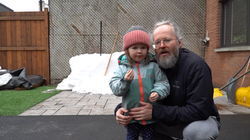 Quand François Bellefeuille déneige sa cour, gère ses enfants et livre un message