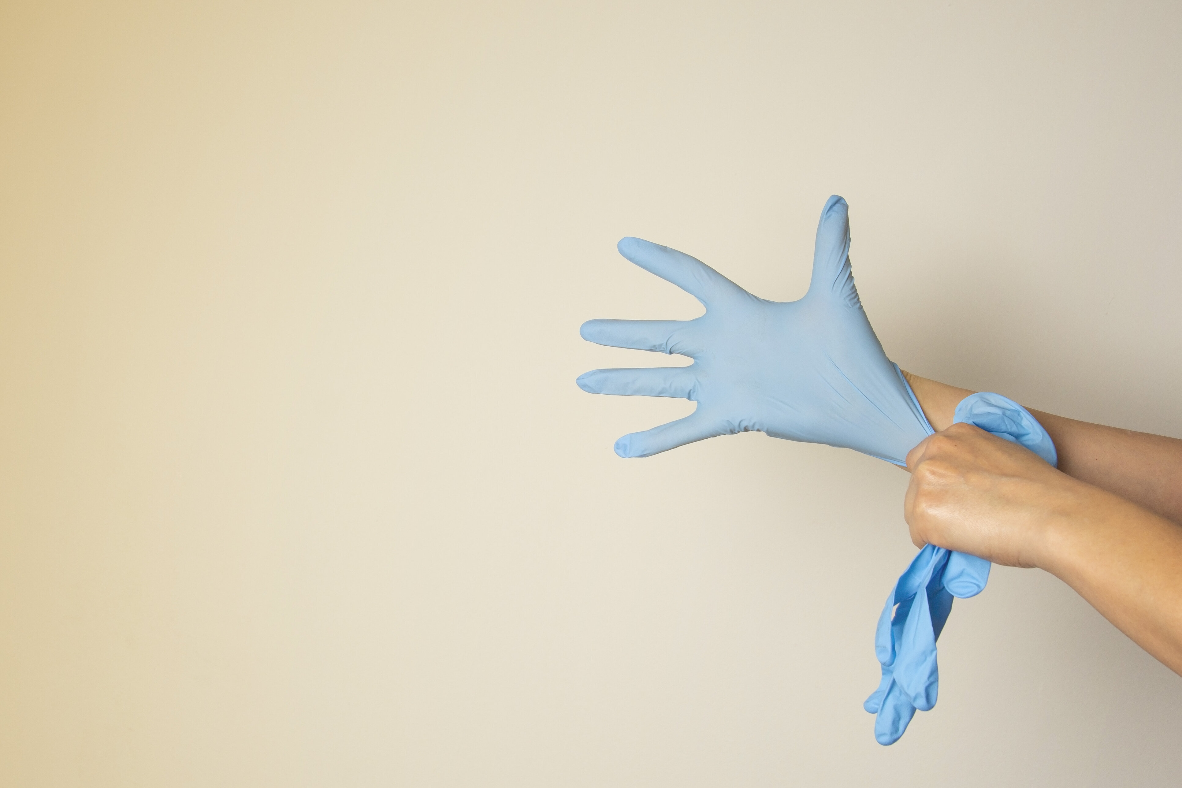 how to wear and remove surgical gloves