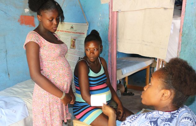 Yveka, 17 anos, visita uma clínica móvel do UNFPA no Haiti. A ex-ministra das Mulheres do Haiti, Dra. Lise Marie Dejean, diz que muitas mulheres não têm autonomia sobre seus corpos e saúde.