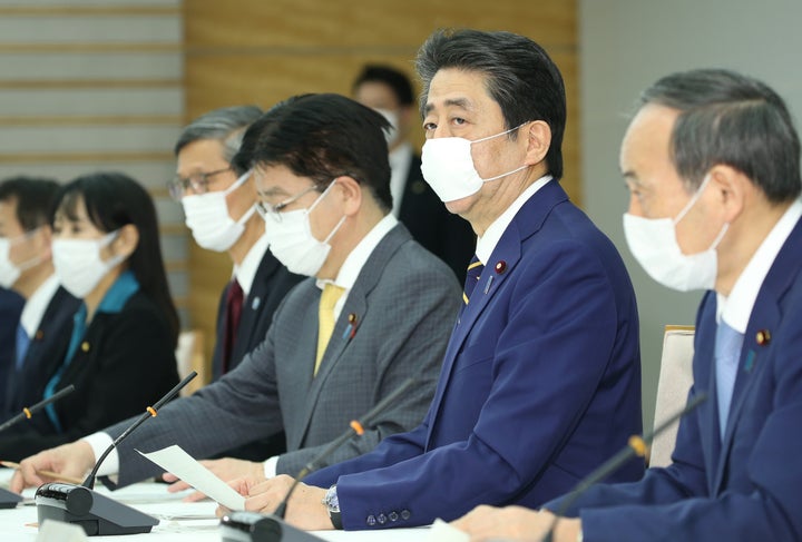 安倍晋三首相（右から2人目）＝7日午後