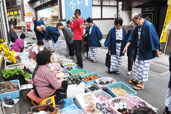 写真は肘折温泉の朝市。飯出敏夫氏提供