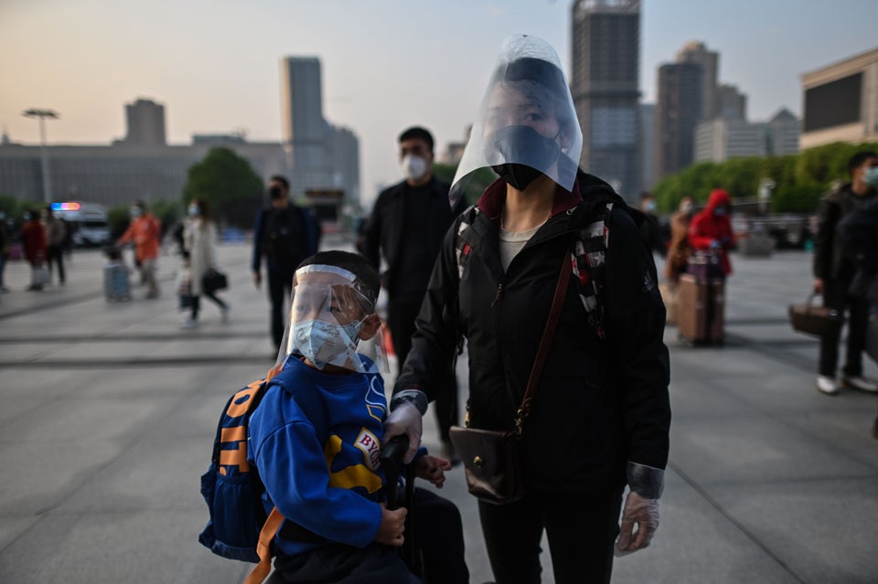A Wuhan è finito il lockdown. Le immagini della città che torna a vivere dopo 76 giorni di restrizioni | L'HuffPost