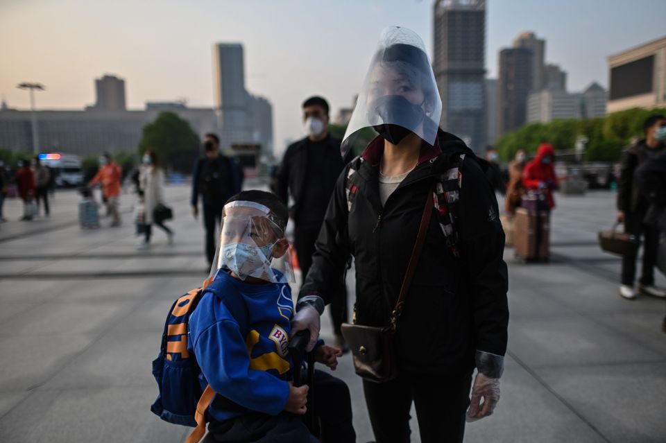A Wuhan è finito il lockdown. Le immagini della città che torna a vivere  dopo 76 giorni di restrizioni | L'HuffPost