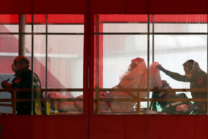 Ασθενής μεταφέρεται στα επείγοντα του νοσοκομείου Έλμχερστ στη Νέα Υόρκη (7 Απριλίου) 
