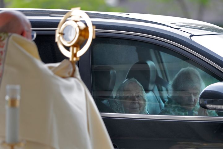 Καθολικός ιερέας στη Λουιζιάνα ευλογεί τους ενορίτες που προσεύχονται μέσα στο αυτοκίνητό τους. 