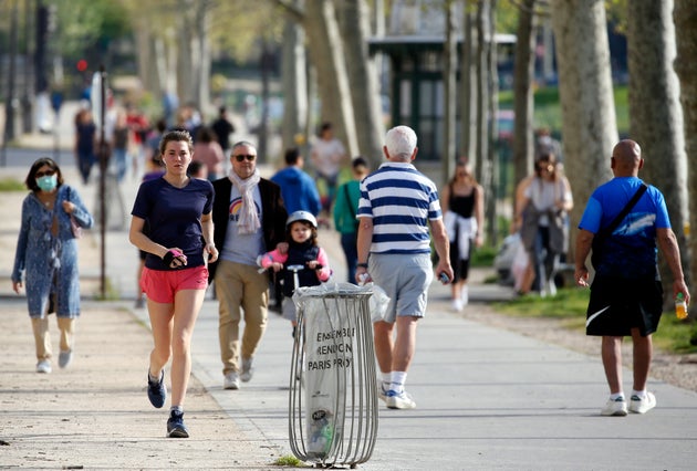 Στο Παρίσι οι Γάλλοι εκμεταλλεύονται την ηλιόλουστη μέρα (7 Απριλίου) για περπάτημα και άθληση, παρά τα μέτρα κοινωνικής αποστασιοποίησης που έχουν ληφθεί.