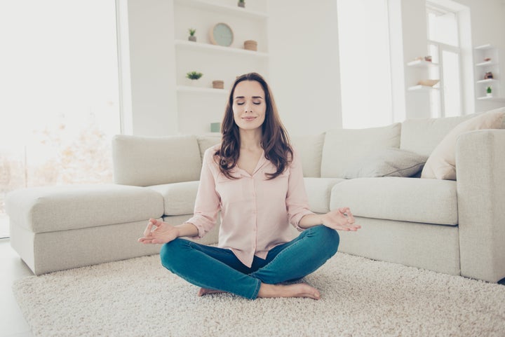 Η στάση «Καθιστικός Διαλογισμός» (Seated Meditation) απαιτεί τα πόδια σταυρωτά.