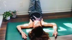 Cinco posturas fáciles de yoga para aliviar la