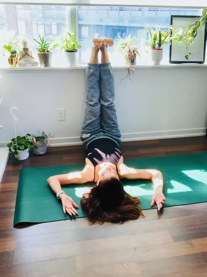 Pino roto Durante ~ Cinco posturas fáciles de yoga para aliviar la ansiedad | El HuffPost Life