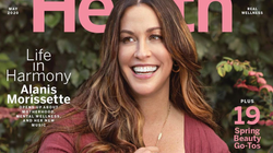 Alanis Morissette allaite son bébé en couverture du magazine